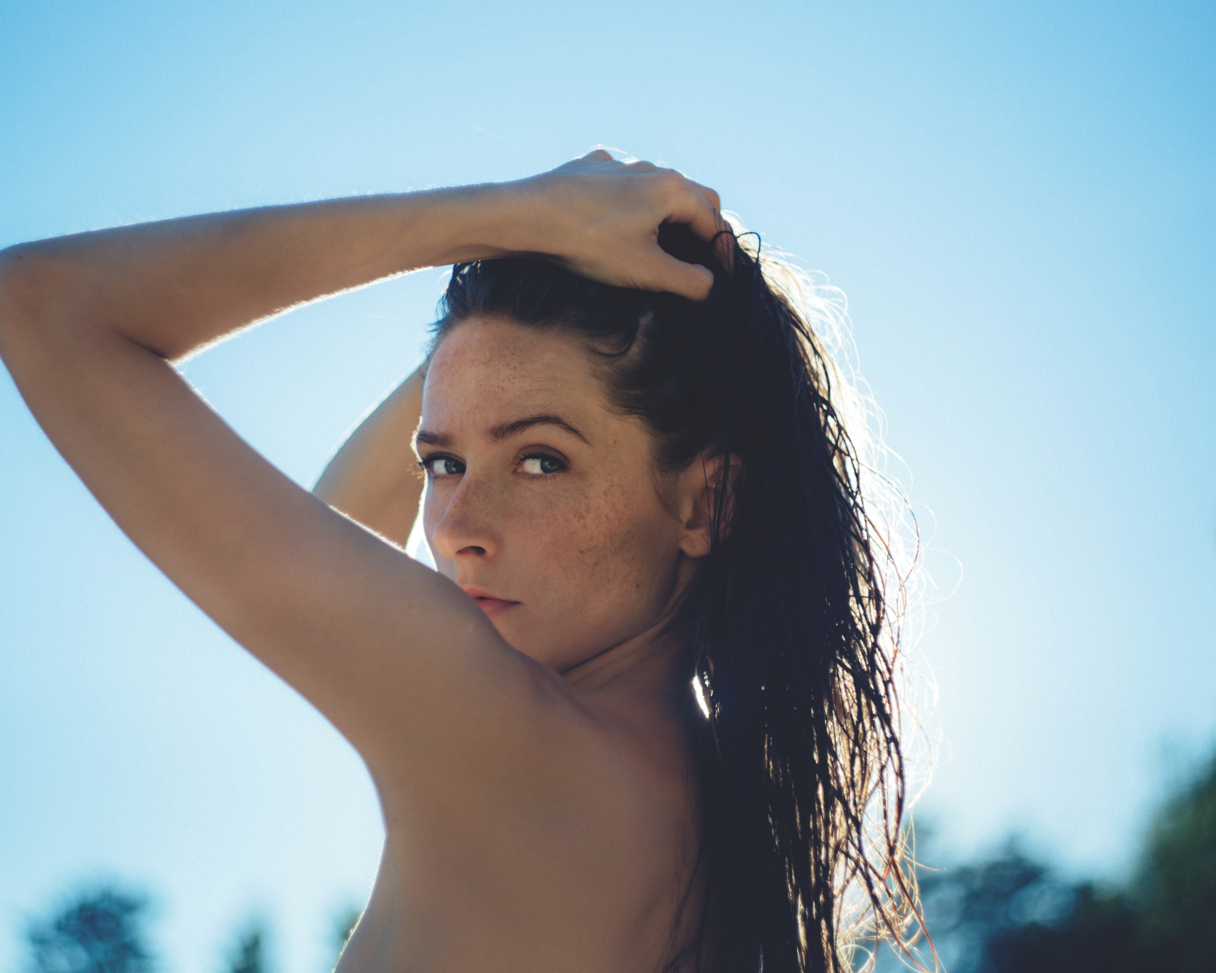 Women with wet hair in the sun doused in hyaluronic acid