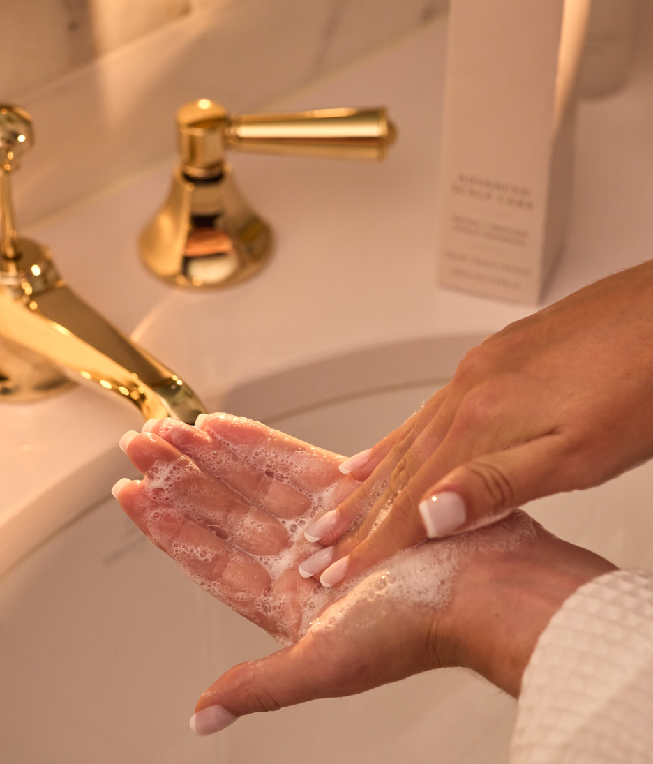 Cascata Detox + Restore Scalp Shampoo lifestyle hand model and texture product

